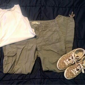 💚💚 Women’s Green cargo pants, sz 8, Blue Epic